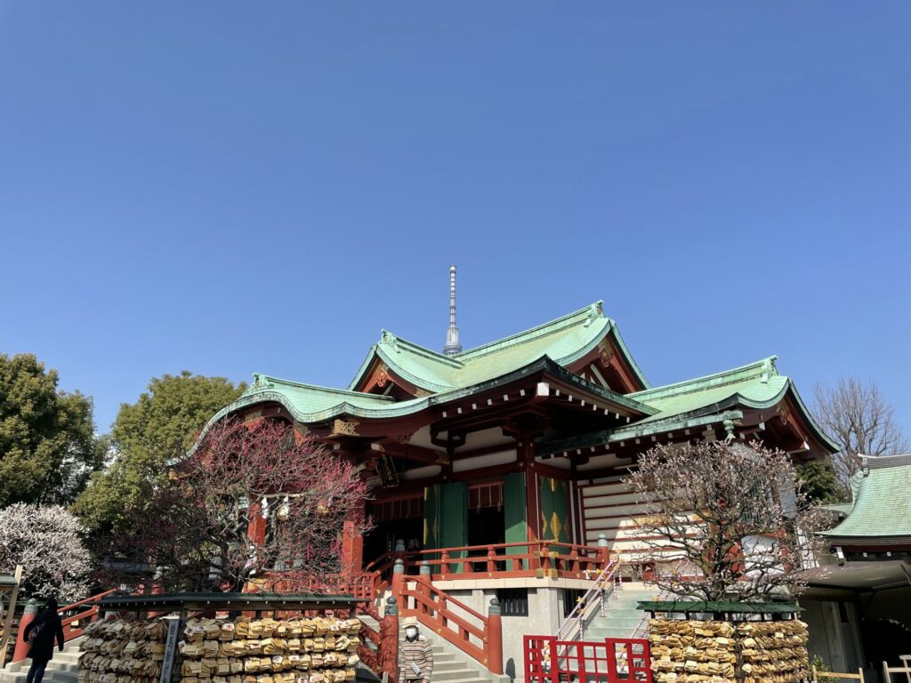 「社殿」右斜め前からの景色（亀戸天神社）