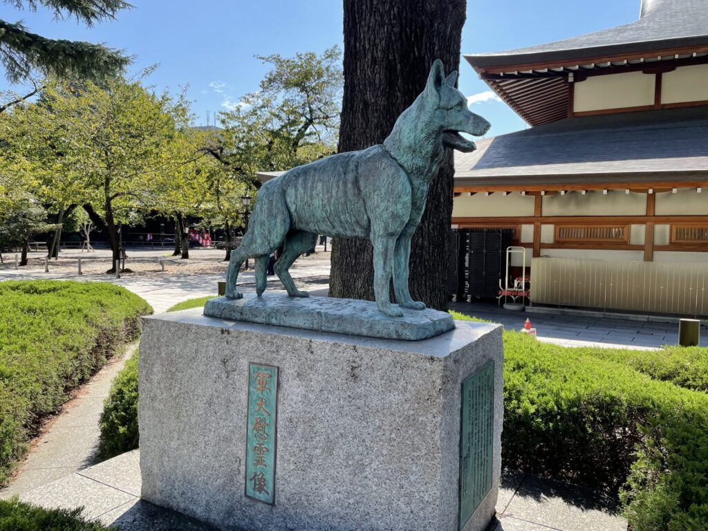 軍犬慰霊像（靖国神社）