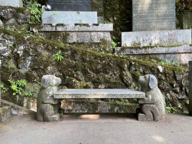 犬のベンチ（武蔵御嶽神社）