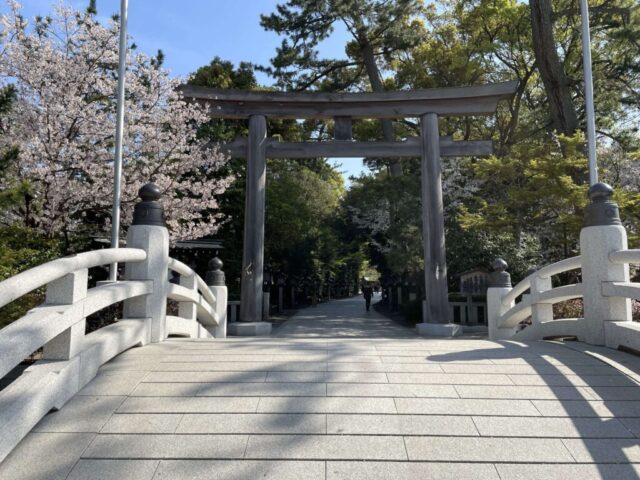 神池橋と三の鳥居（寒川神社）