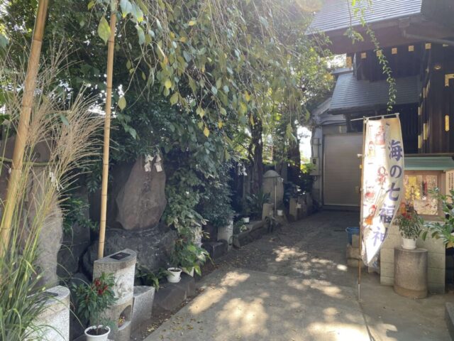 「拝殿」の左奥（波除神社）