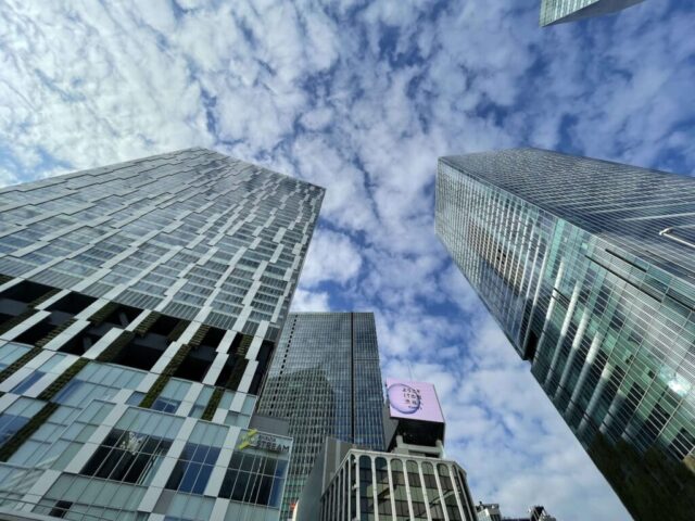 高層ビルと空（渋谷）