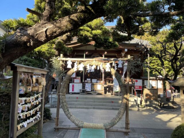 拝殿 前（鳩森八幡神社）