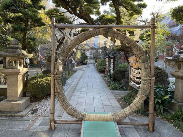 拝殿→「正面鳥居」（鳩森八幡神社）