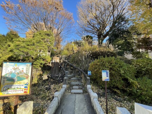 登山口（千駄ヶ谷の冨士塚）