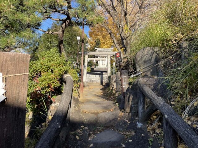 登山道（千駄ヶ谷の冨士塚）