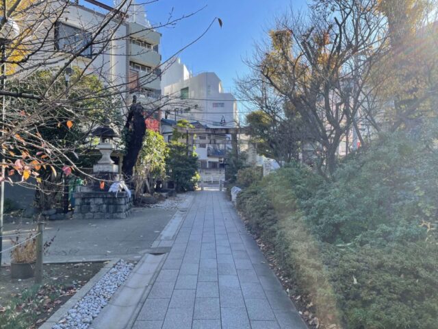 参道→「正面鳥居」（鳩森八幡神社）