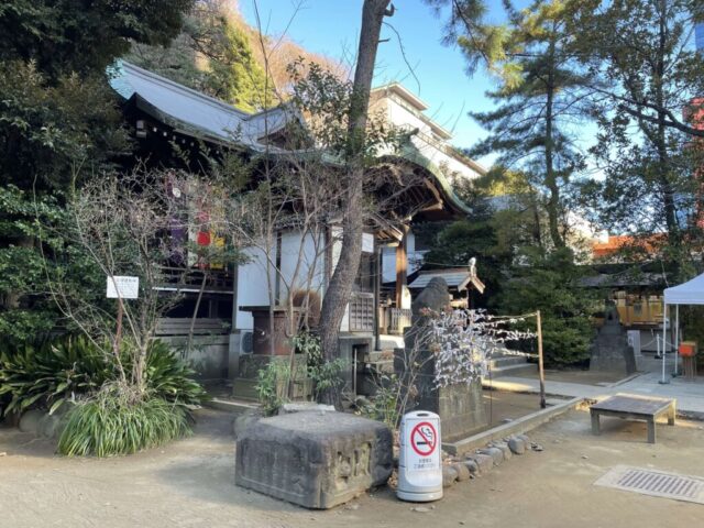 拝殿 前（御田八幡神社）