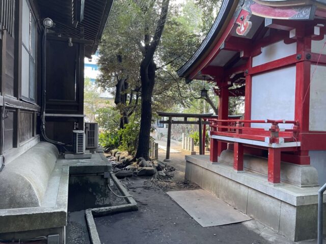 古い稲荷神社→「鳥居」（御田八幡神社）