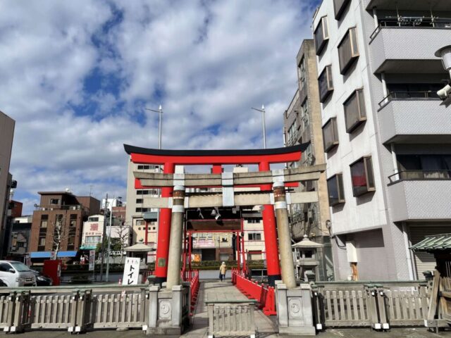 参道→「一の鳥居」(鷲神社)