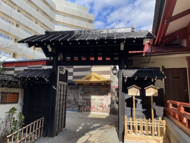 黒塗り門(吉原神社)