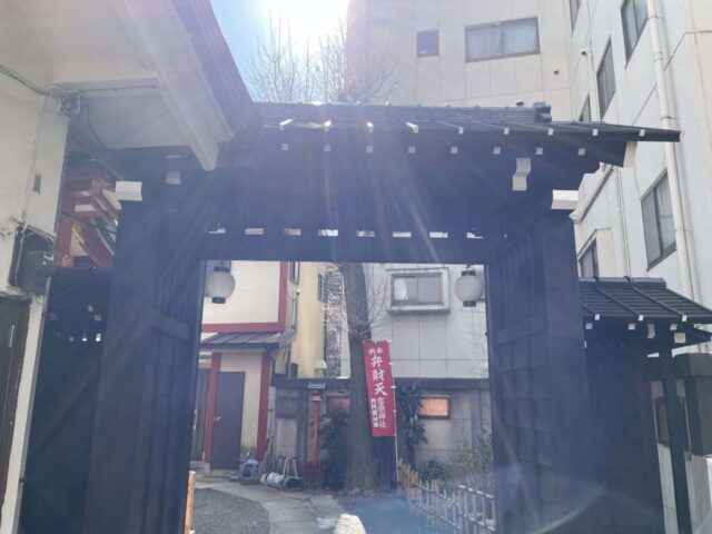 神輿庫→「黒塗り門」(吉原神社)
