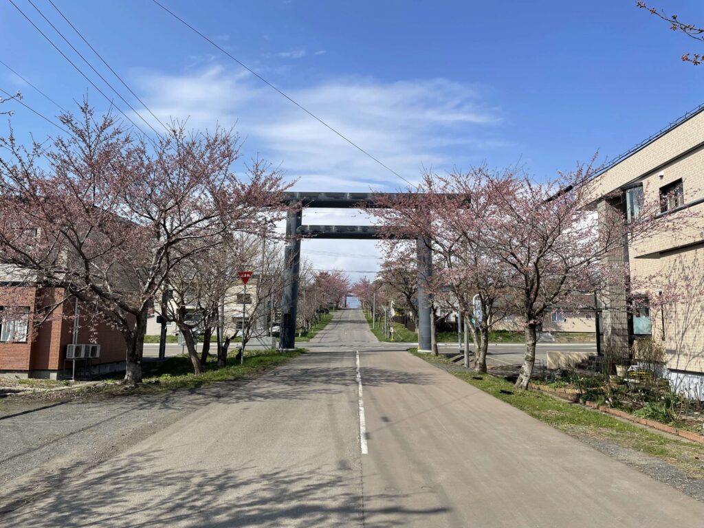 参道→「第二の鳥居」（岩内神社）