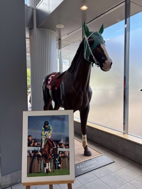サイレンススズカ像(中京競馬場)