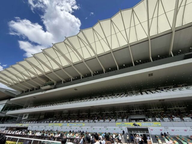 観客席 4R(中京競馬場)