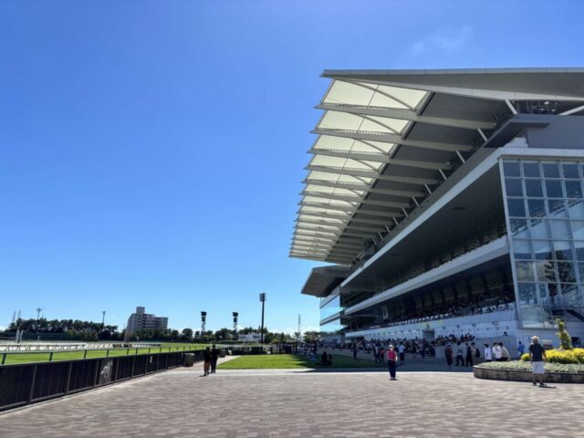 地下通路手前→「スタンド」(中京競馬場)