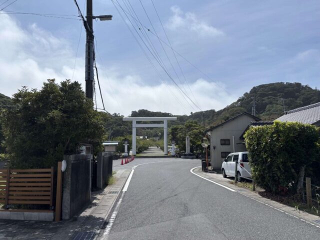 鳥居の手前(安房神社)