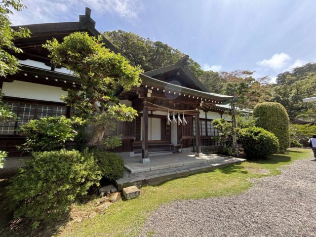 参道→「社務所」(安房神社)