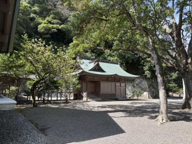 拝殿→「神饌所」(安房神社)