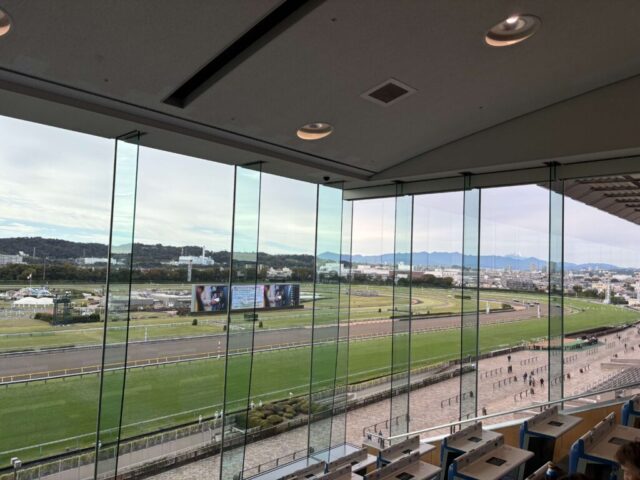 指定席→「右側」（東京競馬場）