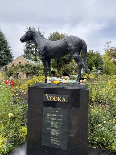 ウオッカ像（東京競馬場）