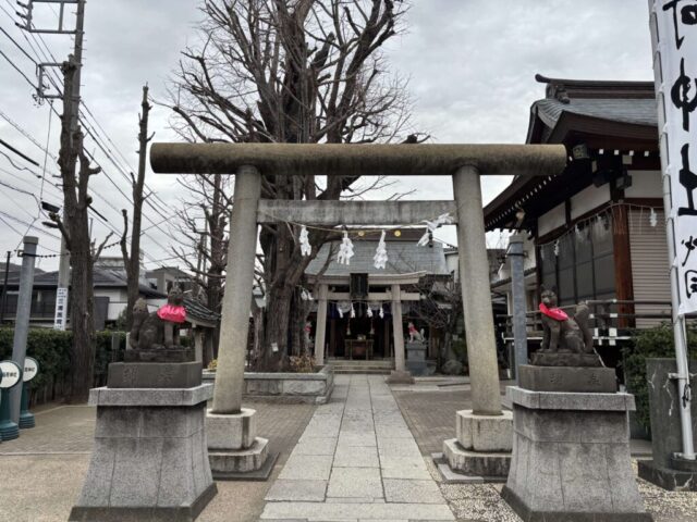 鳥居 前（飛木稲荷神社）