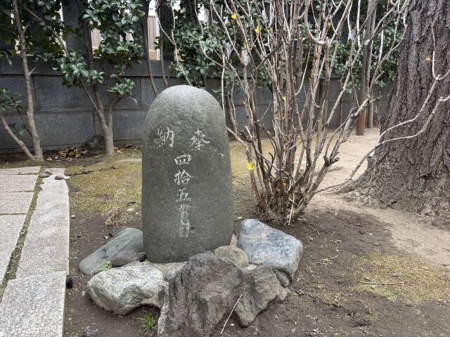 力石（飛木稲荷神社）