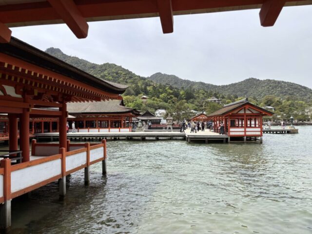 東廻廊→右手（厳島神社）