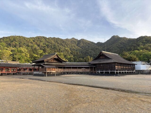 厳島神社「能舞台・能楽屋」（宮島）