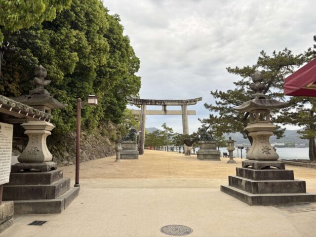 石鳥居 前（厳島神社）