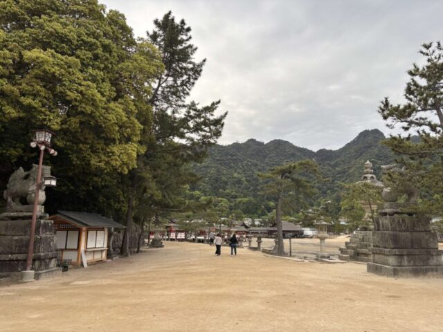 石鳥居→「参道」（厳島神社）