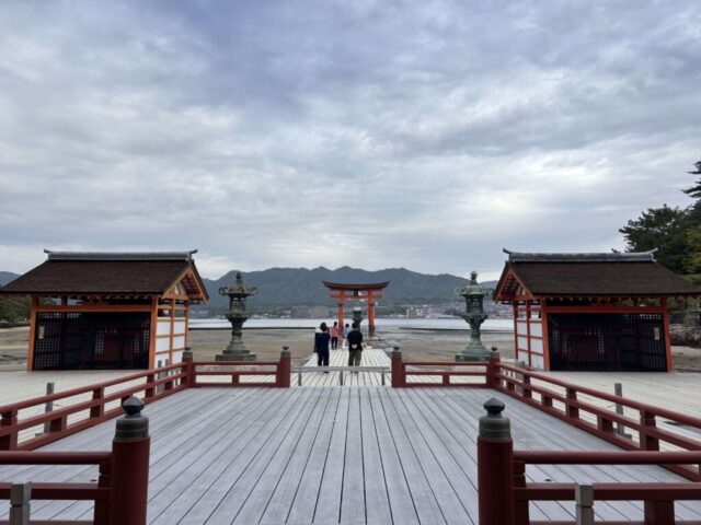 高舞台前→「大鳥居」（厳島神社）