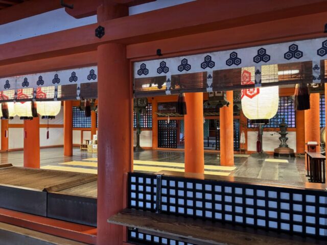 拝殿前（厳島神社）