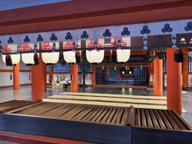 拝殿前②（厳島神社）