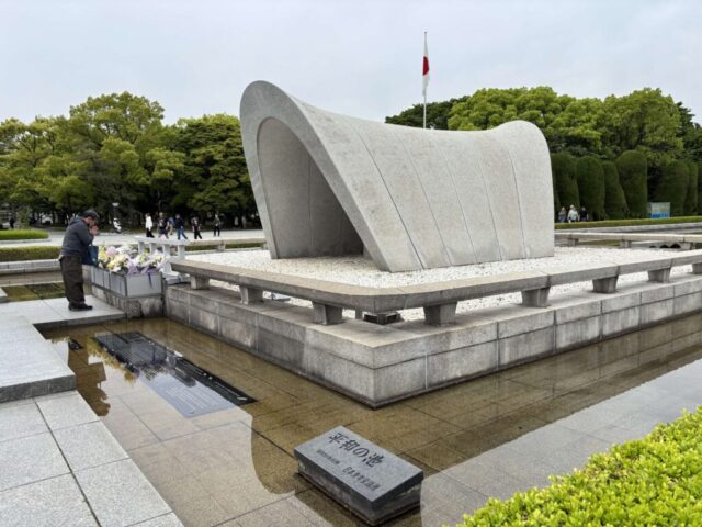 原爆死没者慰霊碑 前(平和記念公園)