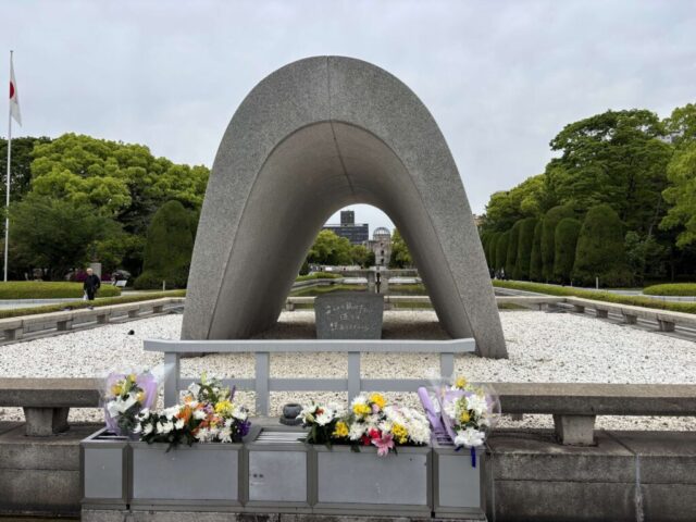 原爆死没者慰霊碑(平和記念公園)