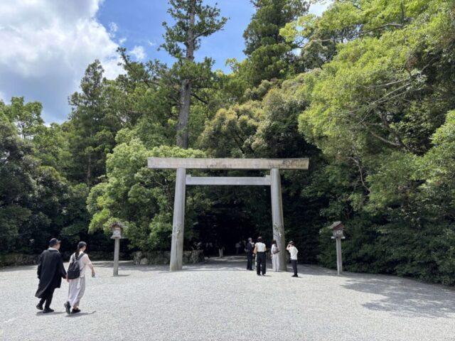 参道→「一の鳥居」 (伊勢神宮・外宮)