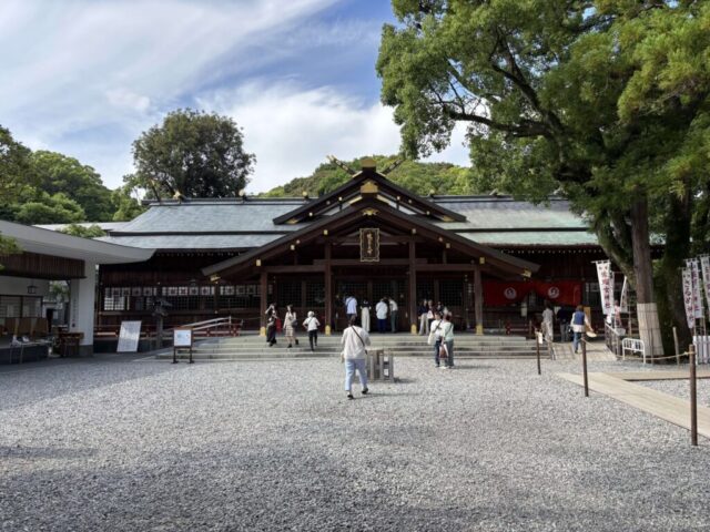 鳥居→「拝殿」(猿田彦神社)